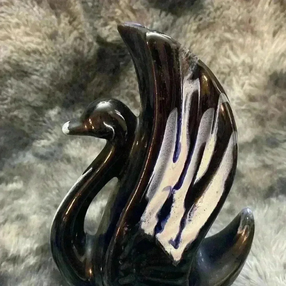 VTG BMP BLUE MOUNTAIN POTTERY
GLAZED BLUE AND WHITE SWAN
PLANTER - Picture 8 of 16